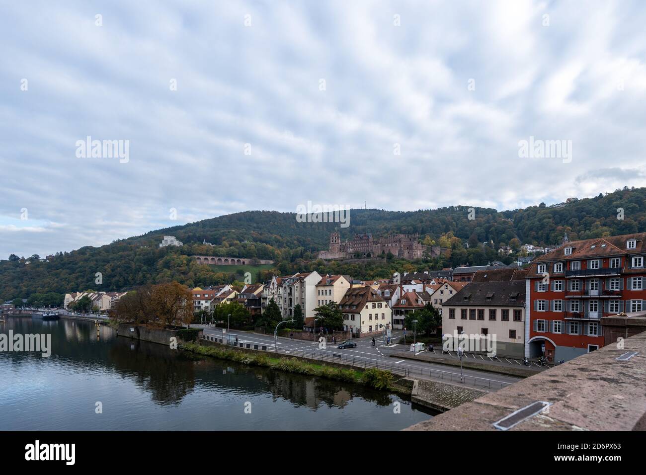 Reisen, Deutschland, Badenwürtemberg, Heidelberg, Alte Brücke, ottobre 18. Das Schloss a Heidelberg im Herbst. Von der Alten Brücke aus gesehen, die Foto Stock