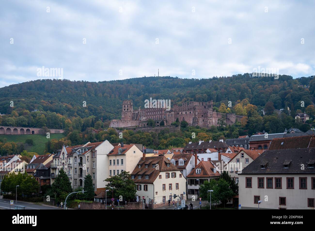 Reisen, Deutschland, Badenwürtemberg, Heidelberg, Alte Brücke, ottobre 18. Das Schloss a Heidelberg im Herbst. Von der Alten Brücke aus gesehen, die Foto Stock