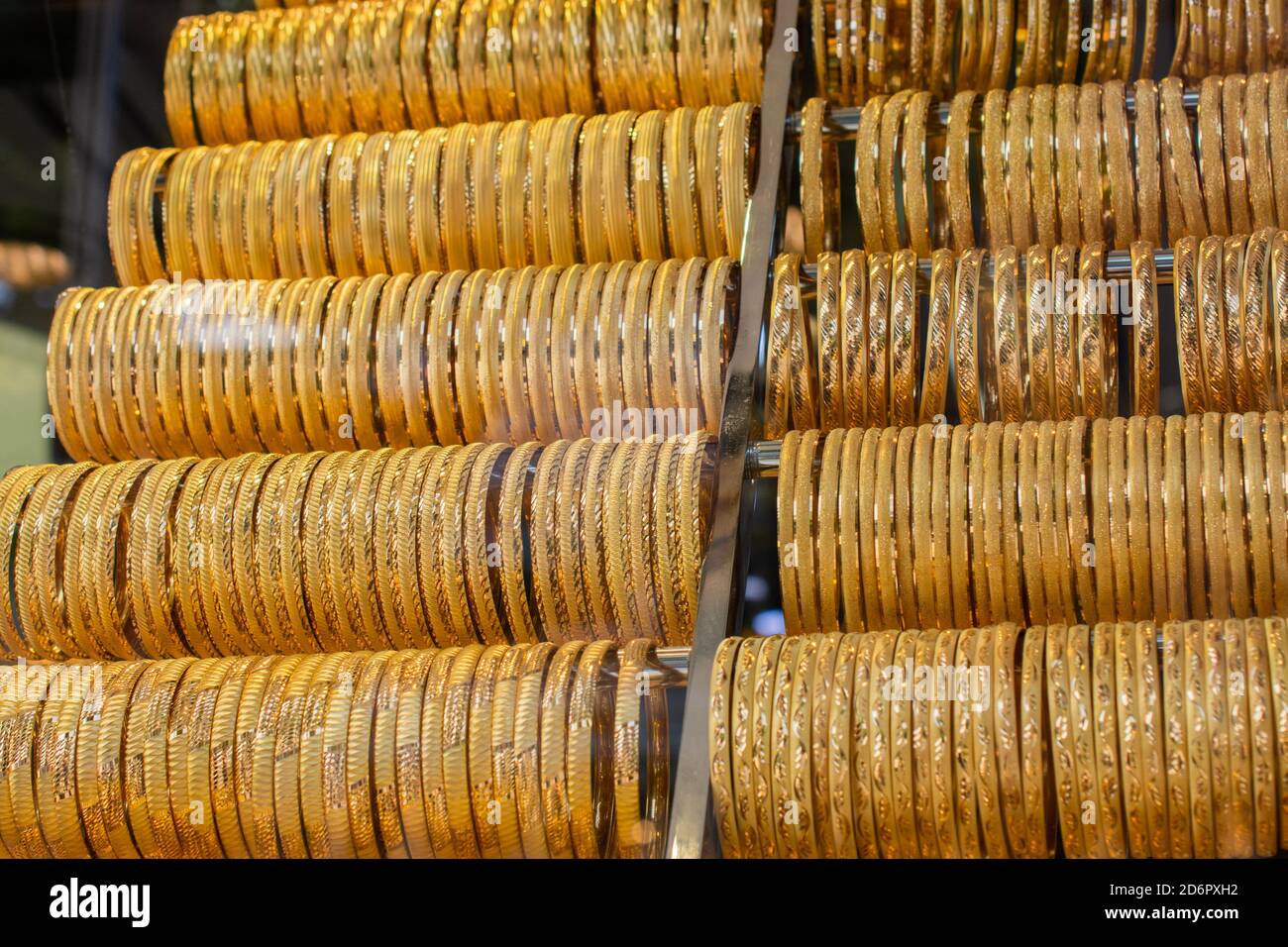 Mostra di bracciali dorati esempi di gioielli turchi Foto Stock