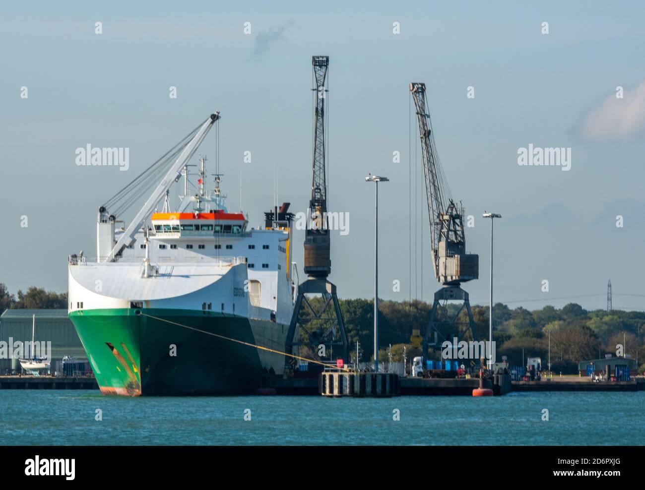 una nave ausiliaria della flotta reale accanto all'imbarco militare di marchwood e al deposito di carico a southampton attracca l'acqua nell'hampshire. Foto Stock
