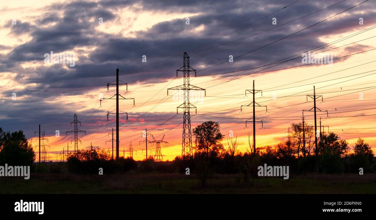 linee elettriche per tramonti, energia, paesaggio industriale Foto Stock