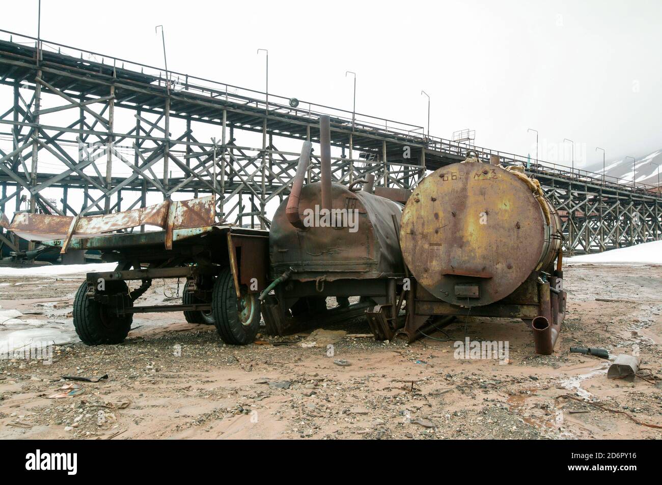 Carri cisterna vicino al porto nella città artica Pyramiden a Svalbard, Norvegia. Pyramiden è un insediamento abbandonato di miniere di carbone a Svalbard. La piccola città artica fu abbandonata nel 1998. Foto Stock