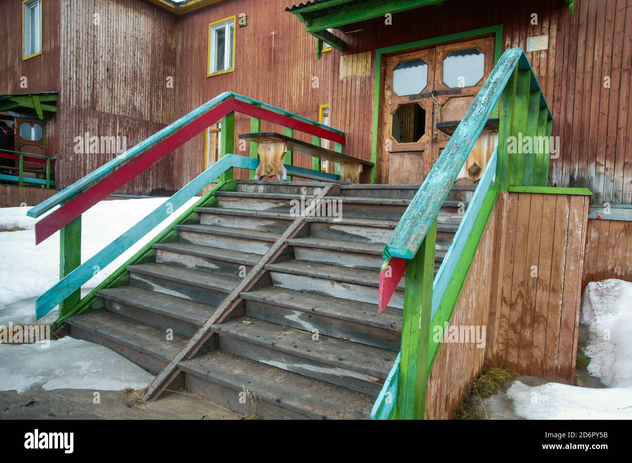 Scalinata che conduce all'edificio della biblioteca nella città artica Pyramiden a Svalbard, Norvegia. Pyramiden è un insediamento abbandonato di miniere di carbone a Svalbard. La piccola città artica fu abbandonata nel 1998. Foto Stock
