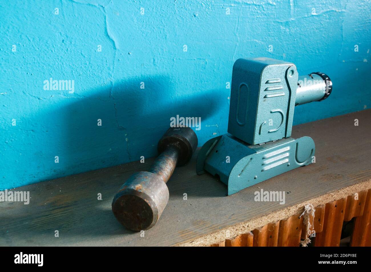 Cose all'interno di una stanza in un edificio nel comune artico Pyramiden a Svalbard, Norvegia. Pyramiden è un insediamento abbandonato di miniere di carbone a Svalbard. La piccola città artica fu abbandonata nel 1998. Foto Stock