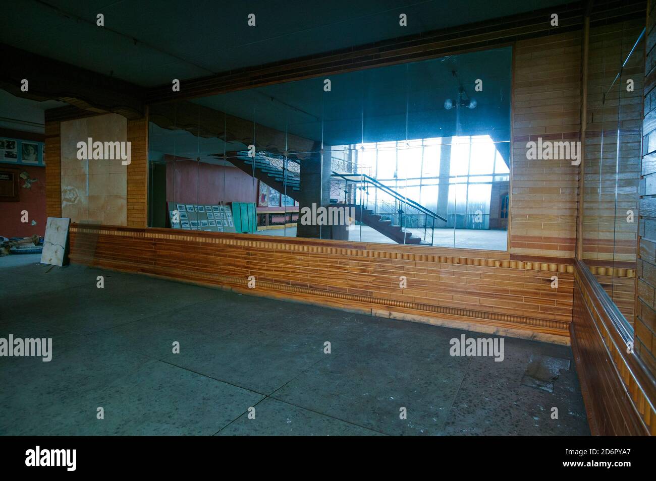 Parete specchiata all'interno dell'edificio comunale nella città artica Pyramiden a Svalbard, Norvegia. Pyramiden è un insediamento abbandonato di miniere di carbone a Svalbard. La piccola città artica fu abbandonata nel 1998. Foto Stock