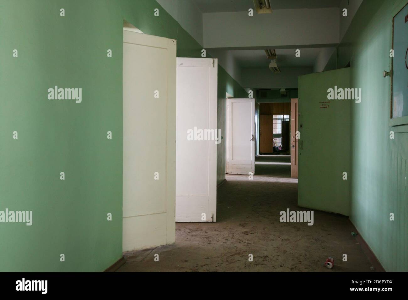 Corridoio all'interno di uno degli edifici abbondati nella città artica Pyramiden a Svalbard, Norvegia. Pyramiden è un insediamento abbandonato di miniere di carbone a Svalbard. La piccola città artica fu abbandonata nel 1998. Foto Stock