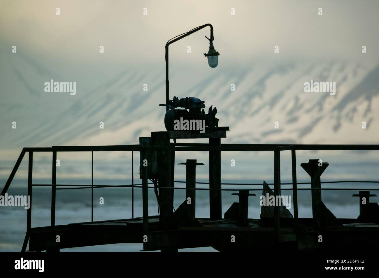 Lampada nel porto della città artica Pyramiden a Svalbard, Norvegia. Pyramiden è un insediamento abbandonato di miniere di carbone a Svalbard. La piccola città artica fu abbandonata nel 1998. Foto Stock