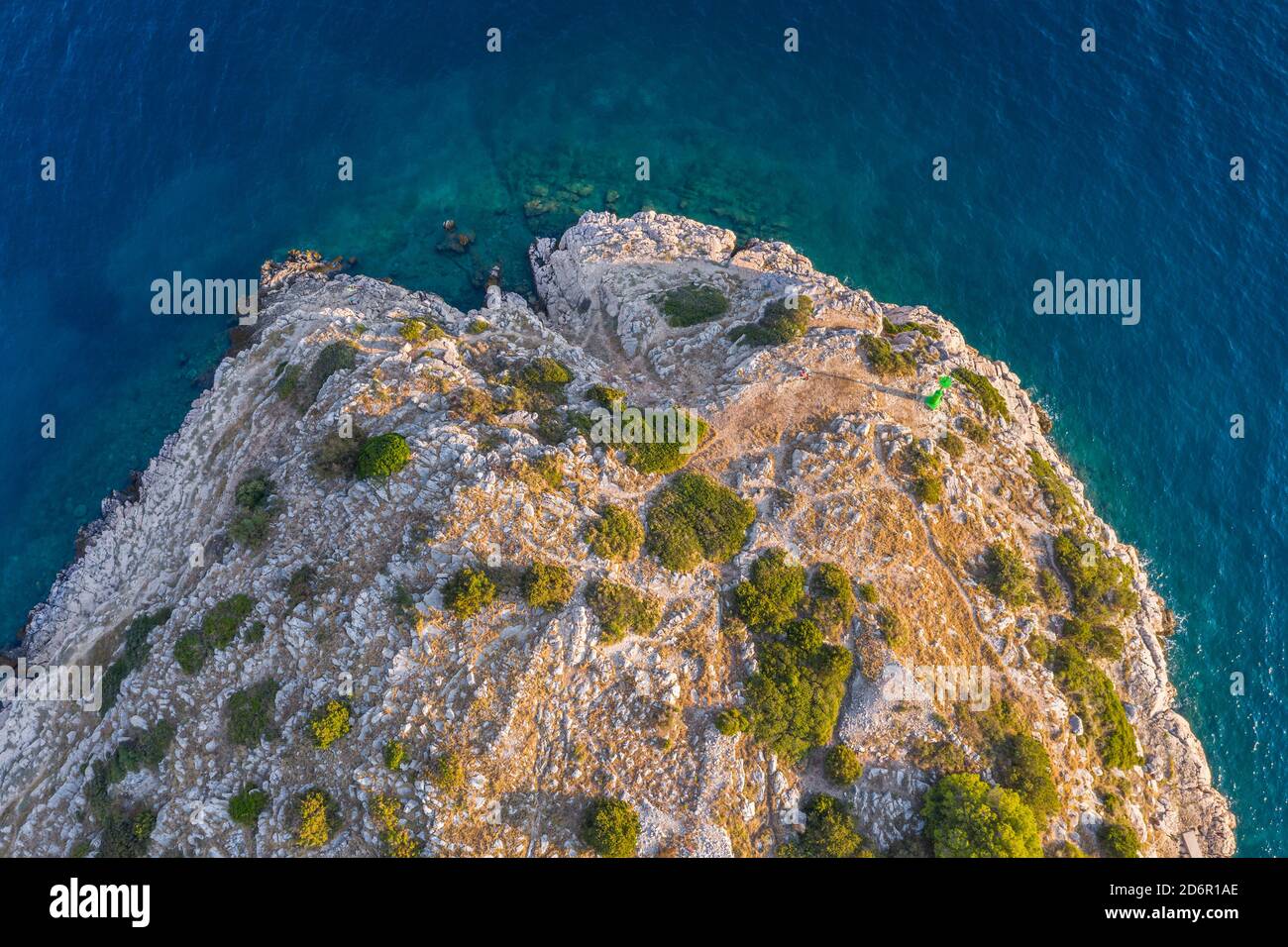 Spiaggia rocciosa dall'alto nell'isola di Mljet Foto Stock