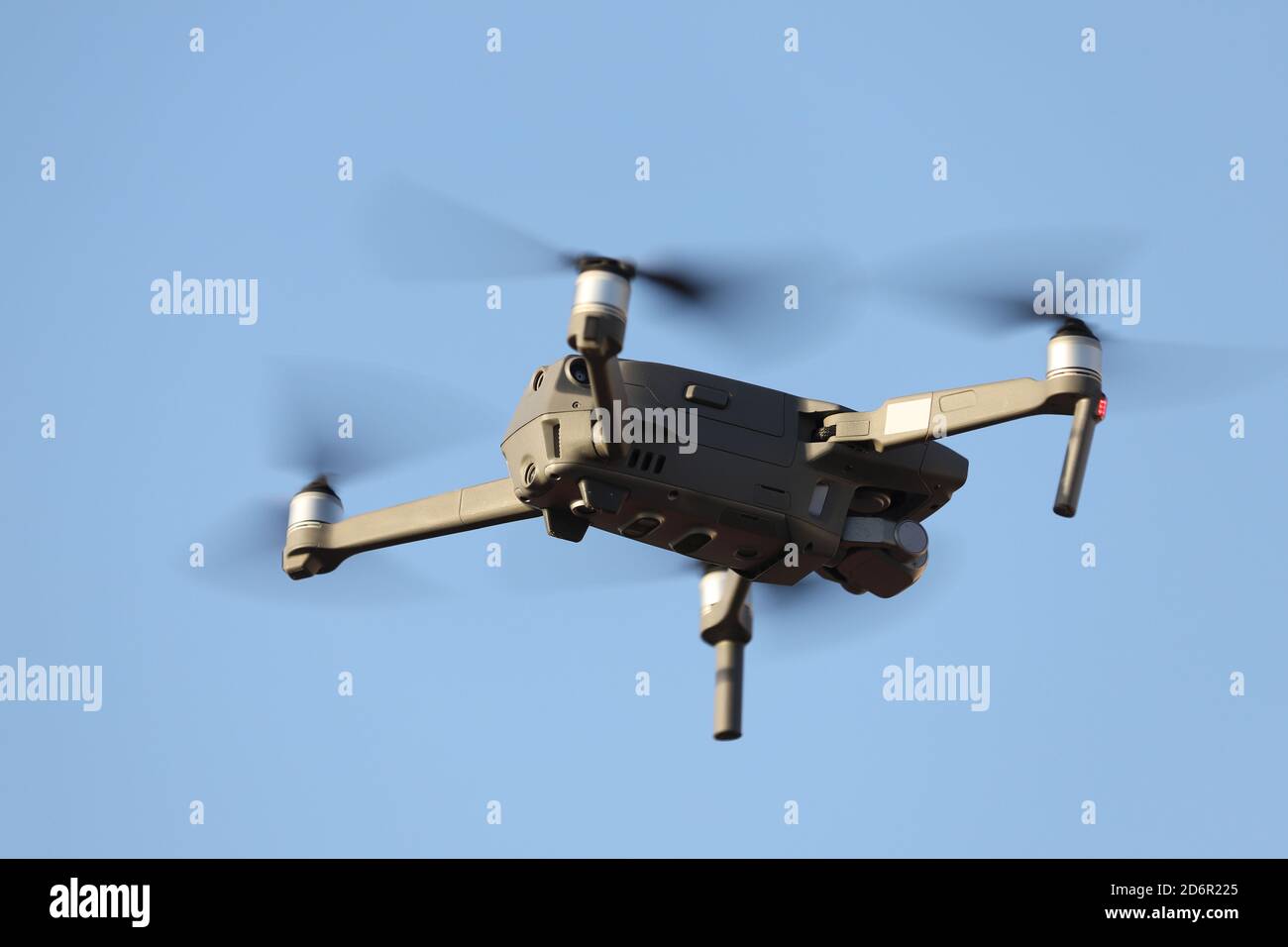 Nero Quadcopter Drone in volo per registrare video Foto Stock