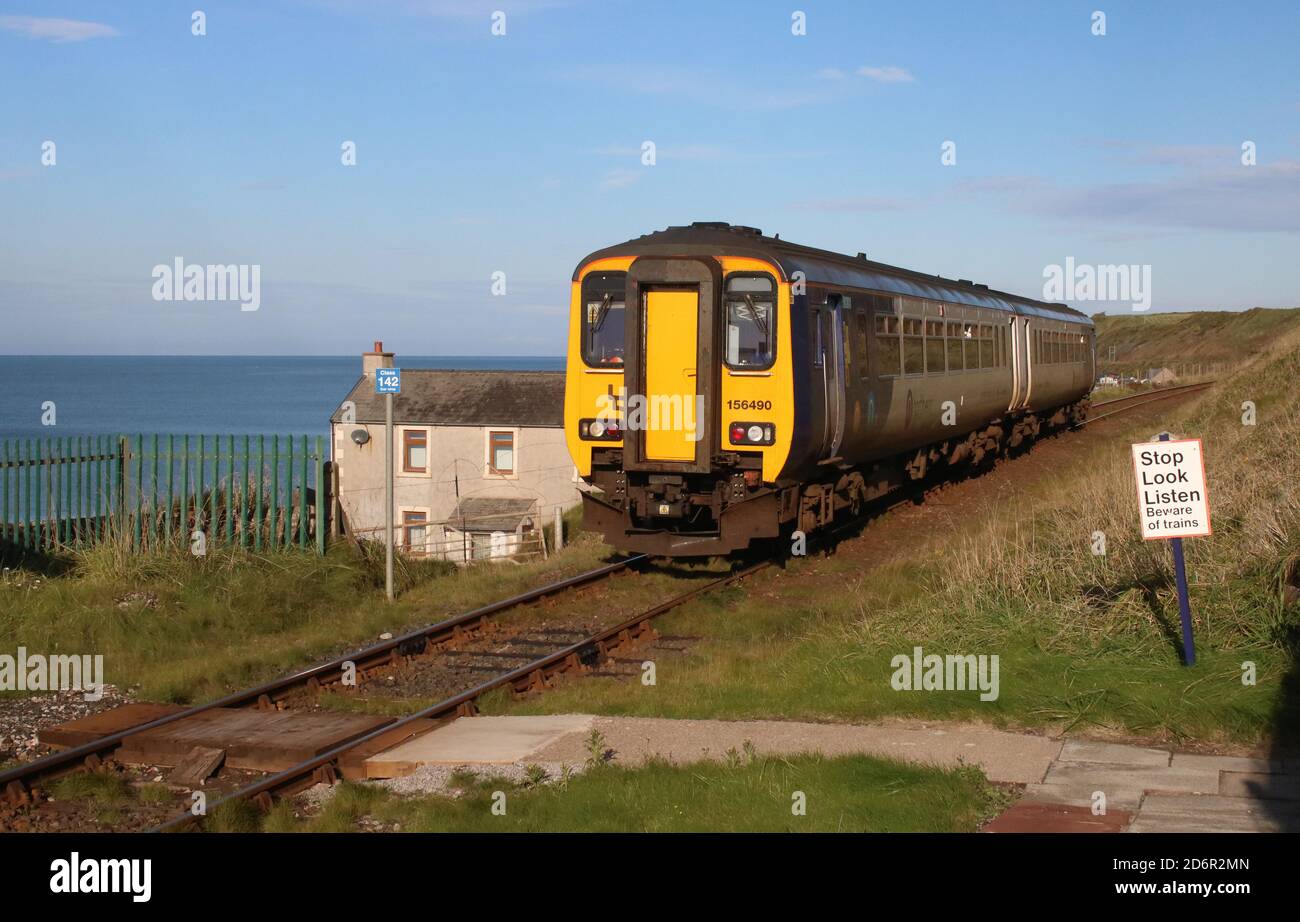 Classe 156 Super Sprinter dmu in treni Nord livrea in avvicinamento stazione di Nethertown sulla linea Cumbrian Coast mercoledì 14 ottobre 2020. Foto Stock