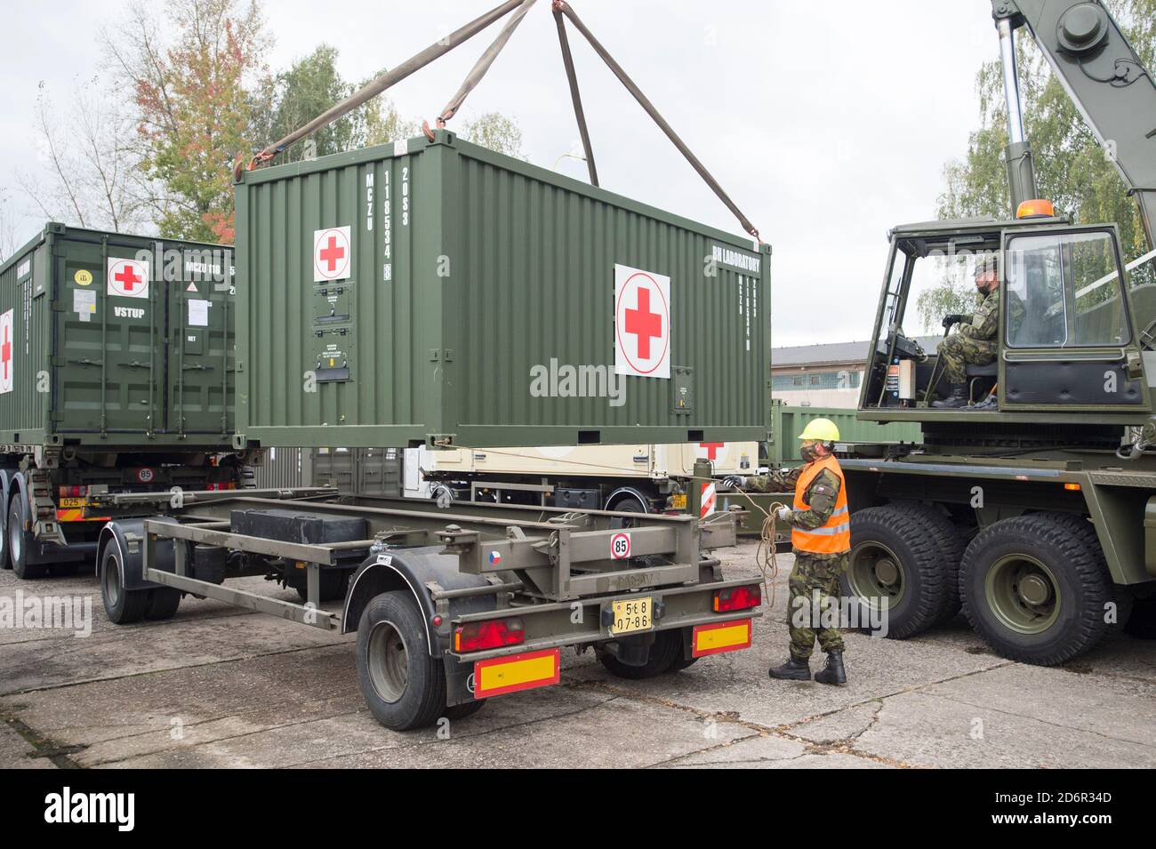 I soldati hanno iniziato a caricare due ospedali da campo che sarebbero stati inviati a Praga per servire come capacità di riserva per i pazienti COVID-19 con un corso meno grave negli impianti di stoccaggio a Hradec Kralove, Repubblica Ceca, il 18 ottobre 2020. (CTK Photo/Ondrej Deml) Foto Stock