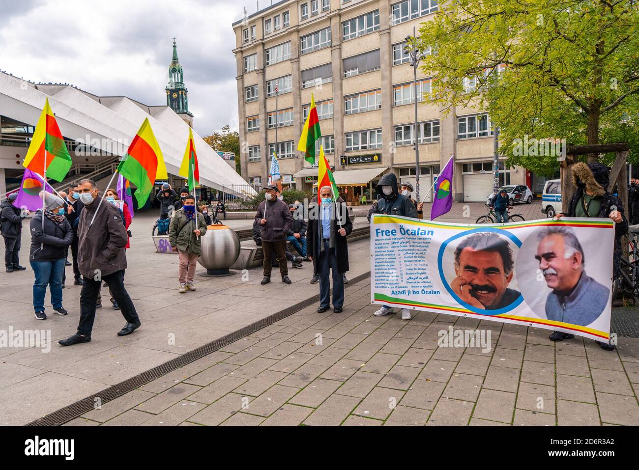 17 ottobre 2020, Berlino, i sostenitori di Abdullah Ocalan manifestano in un piccolo gruppo di fronte alla stazione ferroviaria di Alexanderplatz a Berlino con striscioni e cartelli per il rilascio dell'ex leader PKK che è stato imprigionato dal 1999. Ocalan è condannato all'ergastolo. La maggior parte dei manifestanti porta la bandiera del partito dell'Unione democratica curda (Partiya Yekîtiya Demokrat), che si dice sia vicino al PKK. | utilizzo in tutto il mondo Foto Stock