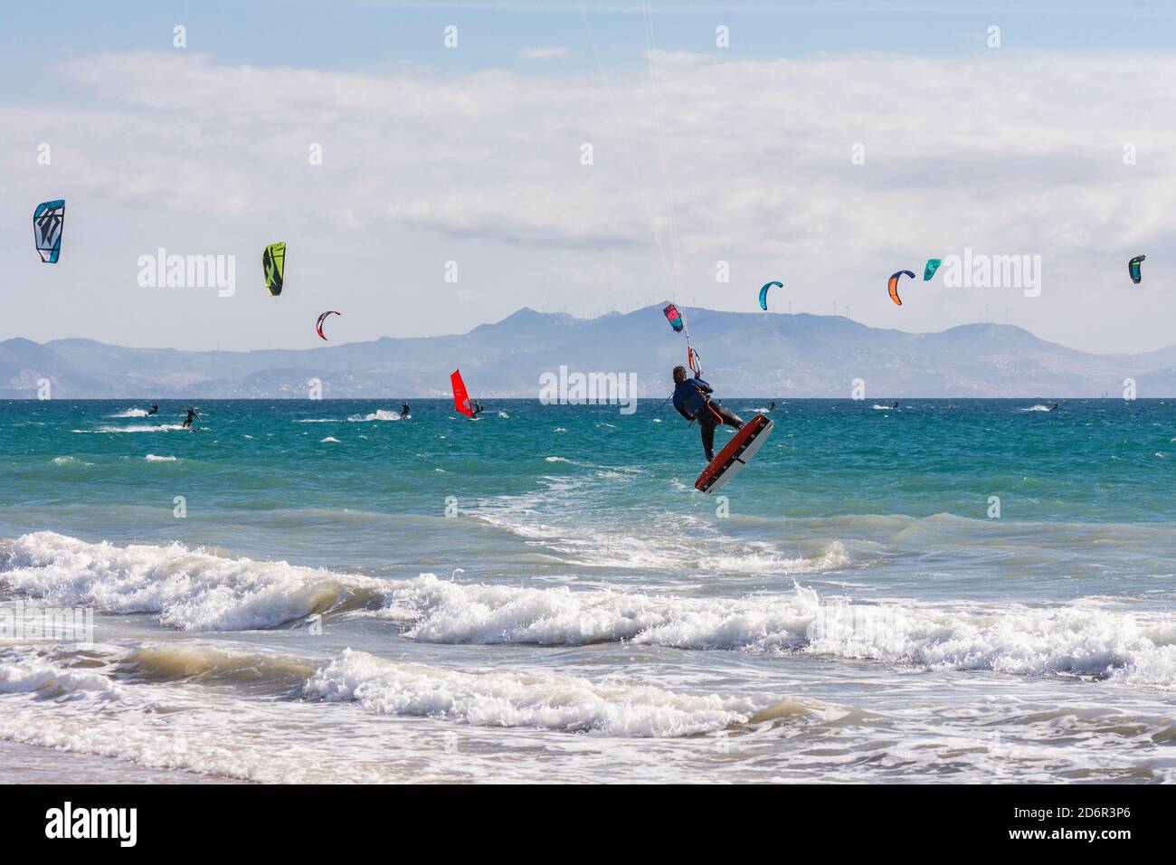 Tarifa surfing, Kitesurf, kiteboarder, kitesurfers giornata di impegni sulla spiaggia Los lances, Tarifa, Cadice, Andalusia, Spagna Foto Stock