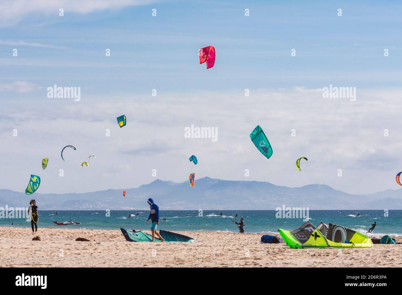 Tarifa surfing, Kitesurf, kiteboarder, kitesurfers giornata di impegni sulla spiaggia Los lances, Tarifa, Cadice, Andalusia, Spagna Foto Stock