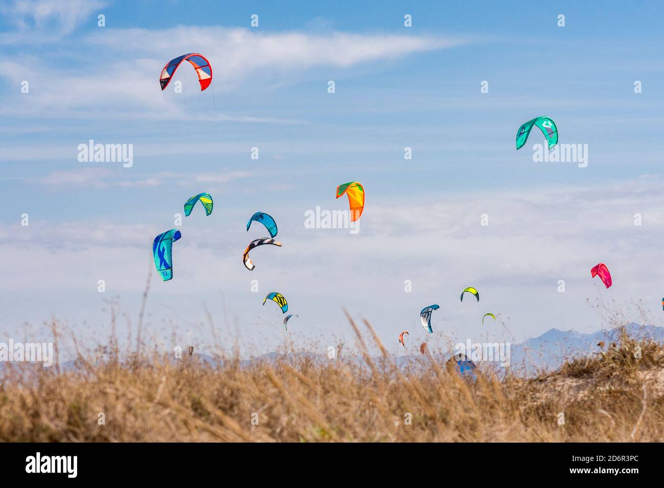 Tarifa surfing, Kitesurf, kiteboarder, kitesurfers giornata di impegni sulla spiaggia Los lances, Tarifa, Cadice, Andalusia, Spagna Foto Stock