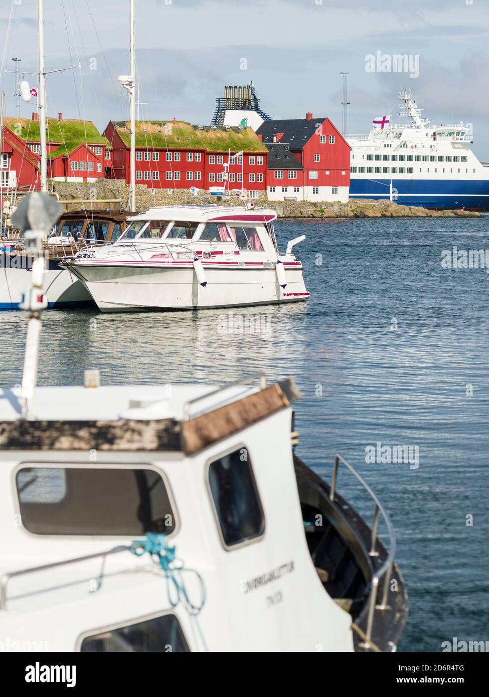 Peninsula Tinganes con la città vecchia, il quartiere governativo e il porto occidentale. Torshavn (Thorshavn) capitale delle Isole Faroe sull'isola di Foto Stock