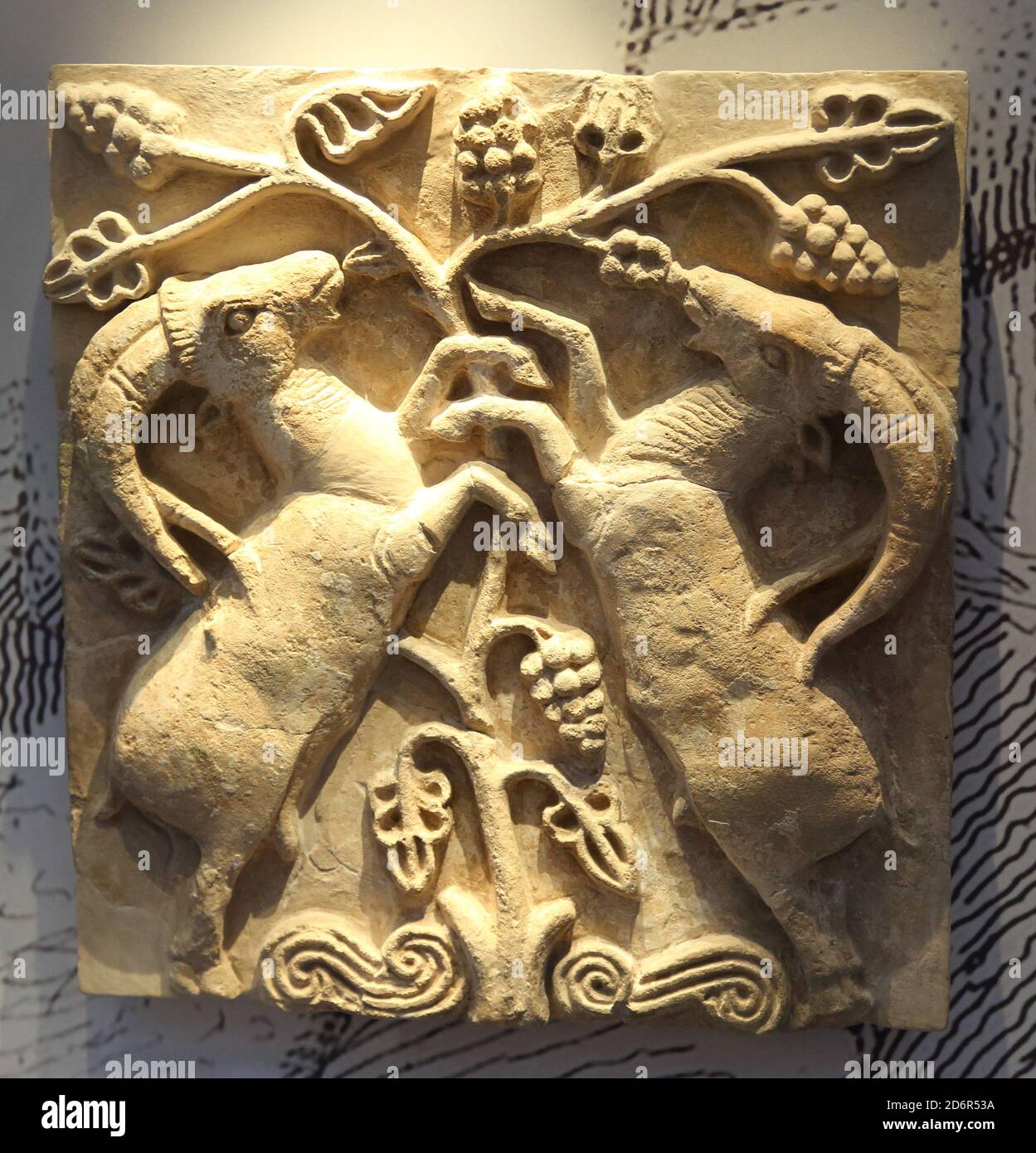 Un rilievo in pietra che espone due capre billy accanto alla vite alla mostra d'arte islamica al Museo Pergamon, Berlino, Germania Foto Stock