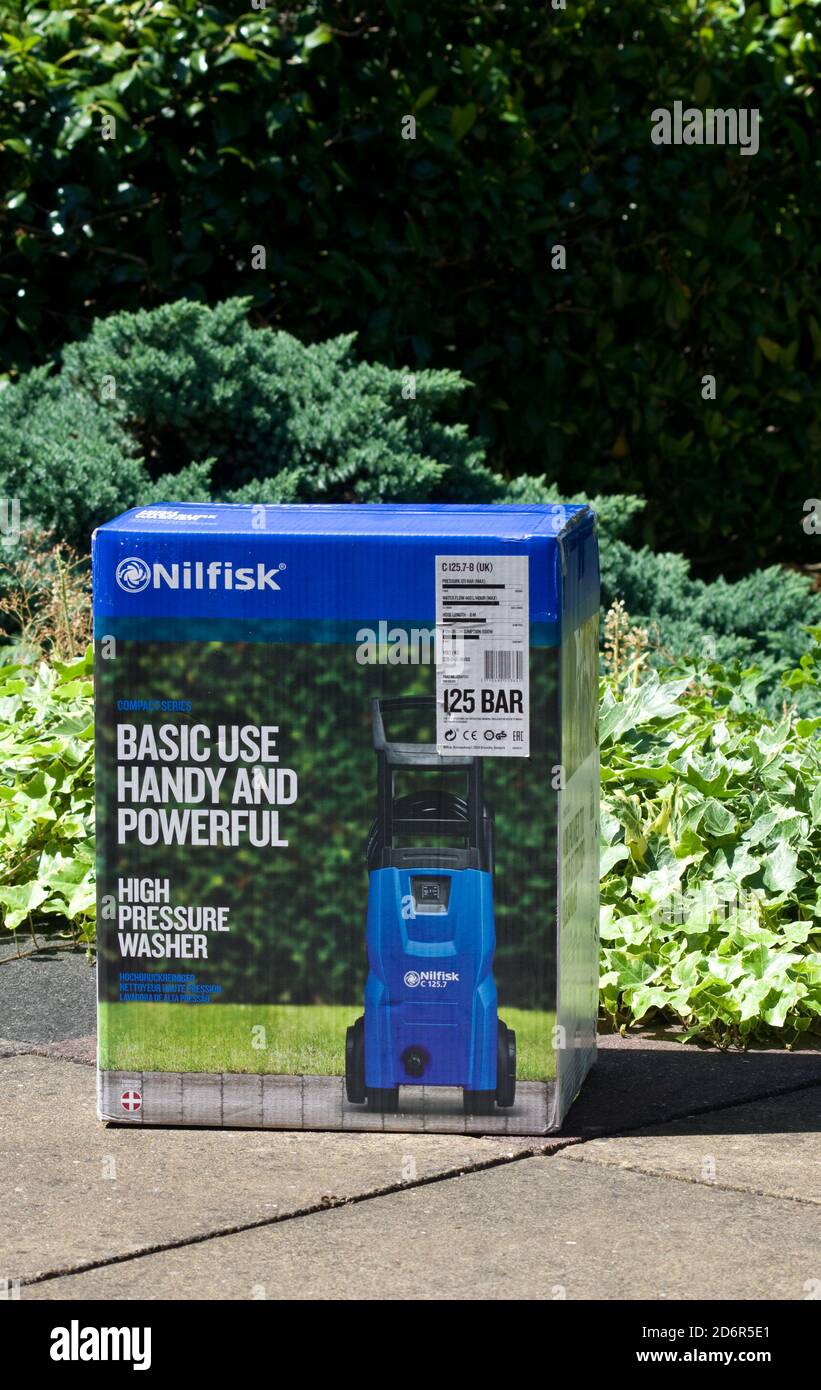 Utensile elettrico per idropulitrici domestico Nilfisk in un giardino e patio, Regno Unito Foto Stock Utensile elettrico per idropulitrici domestico Nilfisk in un giardino e patio, Regno Unito Foto Stock