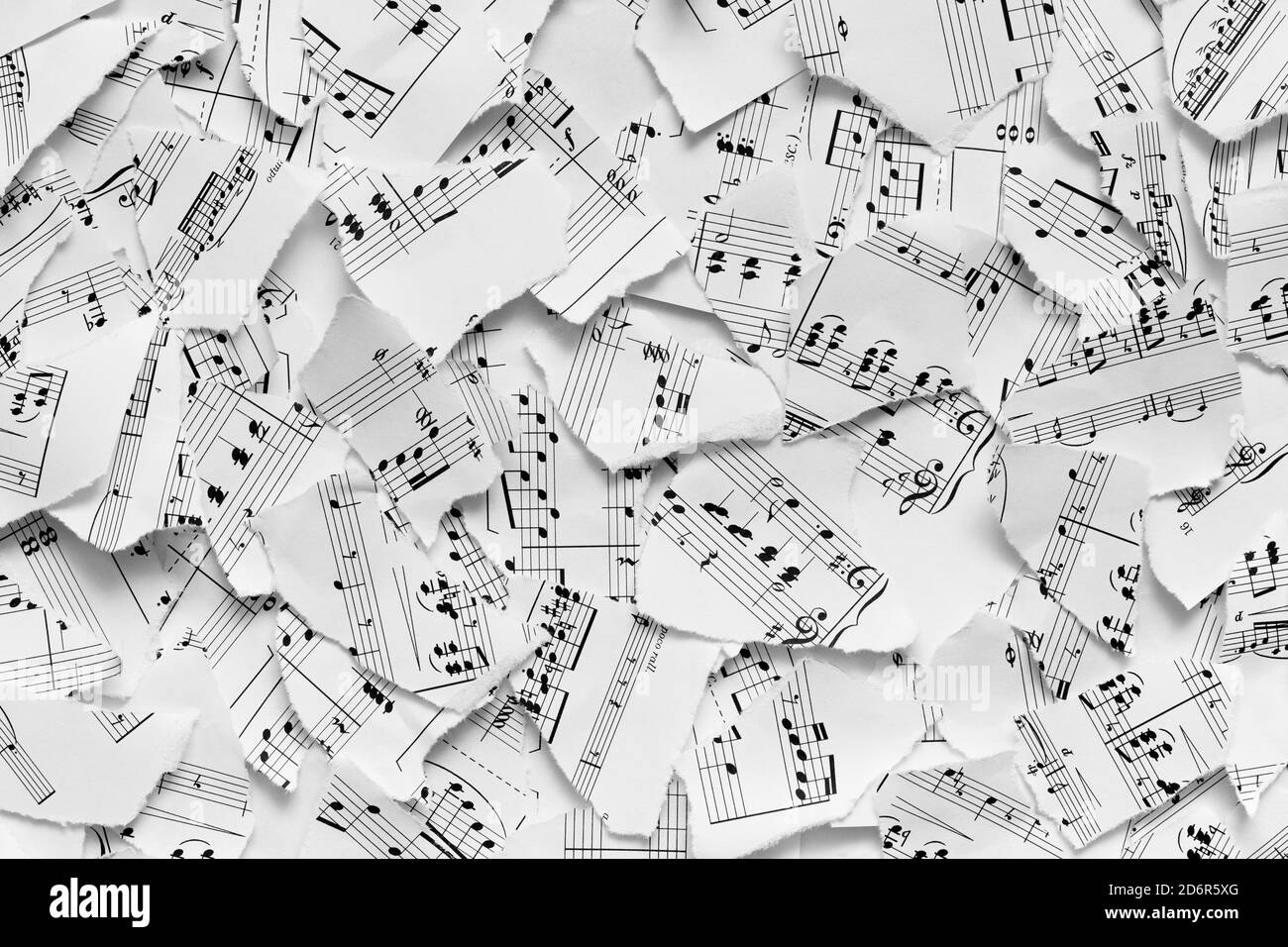 Pezzi di carta con note, vista closeup dall'alto. Foto Stock