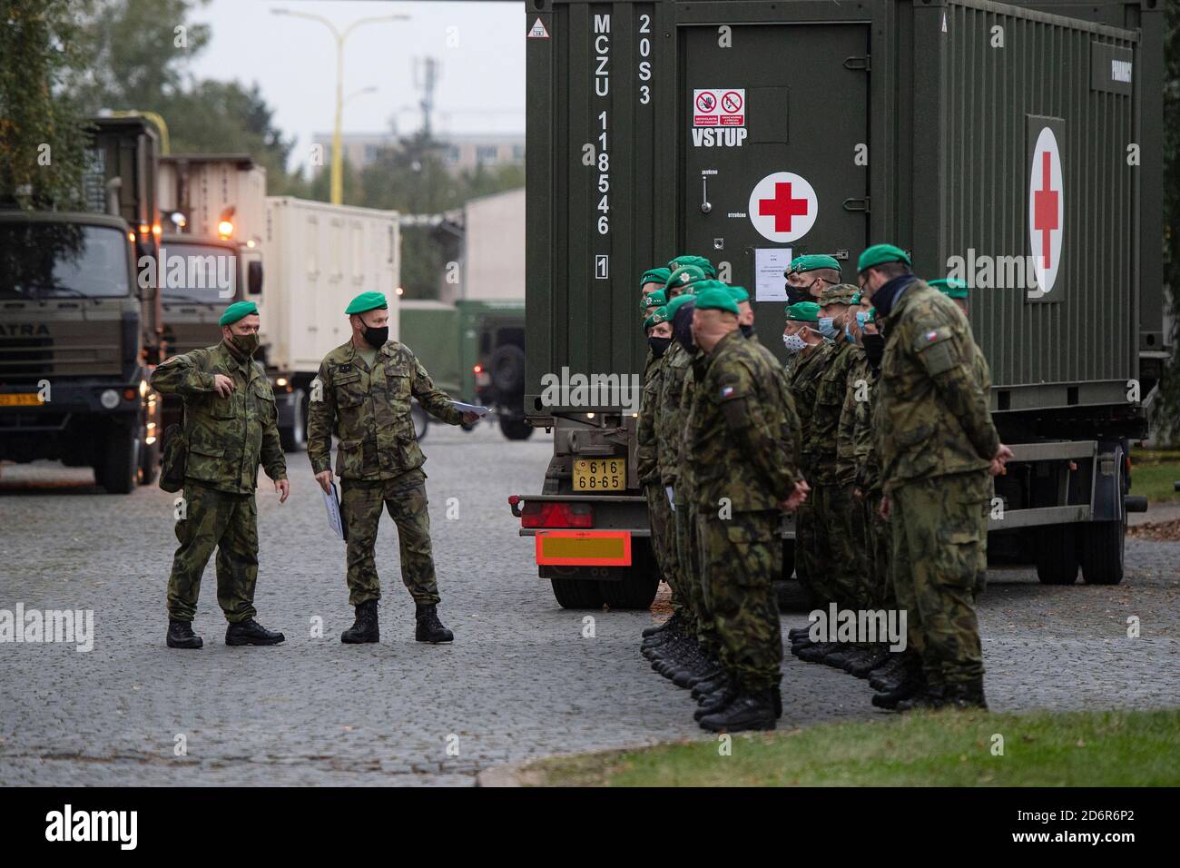 Hradec Kralove, Repubblica Ceca. 19 Ott 2020. I militari costruiranno una struttura sanitaria nel complesso della zona espositiva di Letnany, alla periferia di Praga. Il convoglio principale, che trasporta dieci cure intensive e 80 letti di cura standard, sala operatoria, unità di terapia intensiva, laboratori, apparecchi a raggi X, nonché dieci stazioni di ventilazione, apparecchi medici, mobili e altre attrezzature, sono anche nei contenitori, lasciare gli impianti di stoccaggio a Hradec Kralove, Repubblica Ceca, il Lunedi mattina, 19 ottobre 2020. Credit: David Tanecek/CTK Photo/Alamy Live News Foto Stock