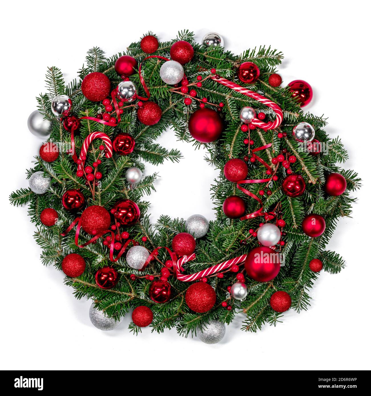 Corona di abete verde natalizio e decorazione isolata su bianco sfondo Foto Stock