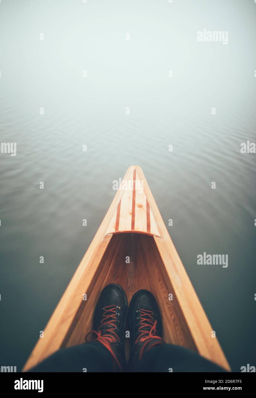 Vista su Raer della canoista che paddling sul lago frizzante Foto Stock