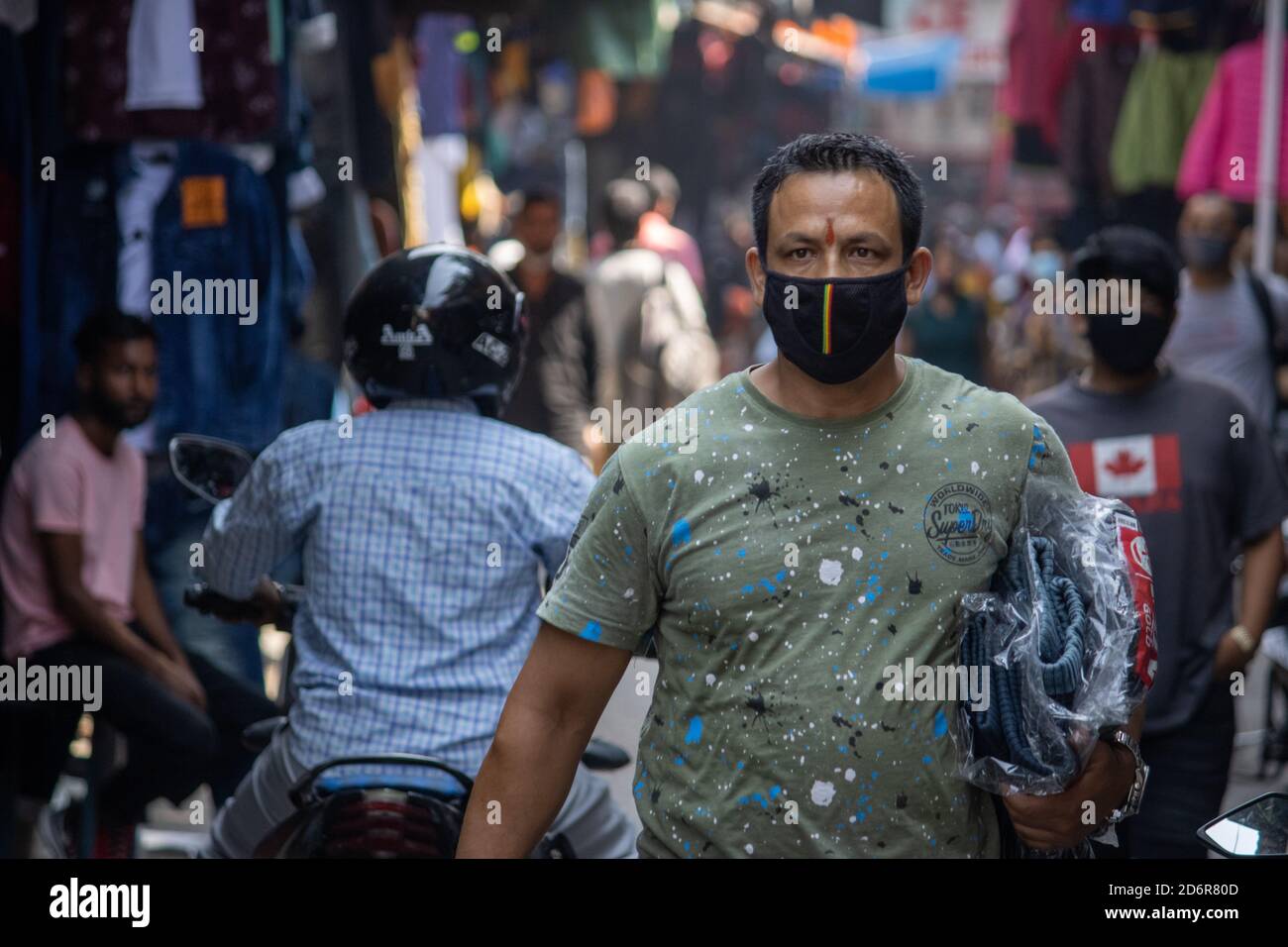 Dehradun, Uttarakhand/India-Ottobre 14 2020:UN uomo che indossa una maschera facciale nel mercato indiano, il governo in India ha reso la maschera obbligatoria a causa dell'epidemia di corona. Foto di alta qualità Foto Stock