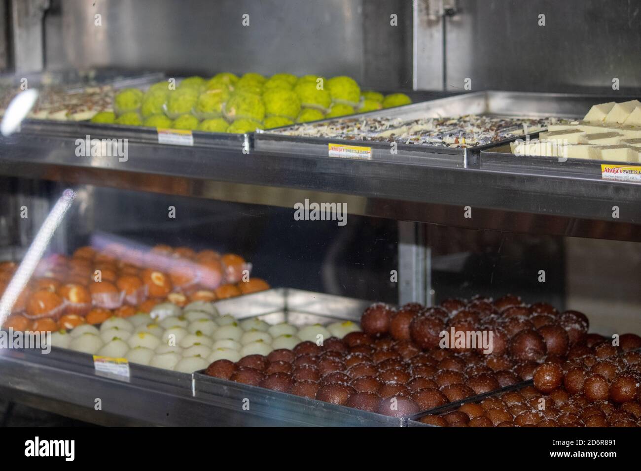 Dehradun, Uttarakhand/India-Ottobre 14 2020:dolci indiani tradizionali è pronto per la vendita in festival in India, Barfi & Gulab jamun sono molto popolari dolci dell'india. . Foto di alta qualità Foto Stock