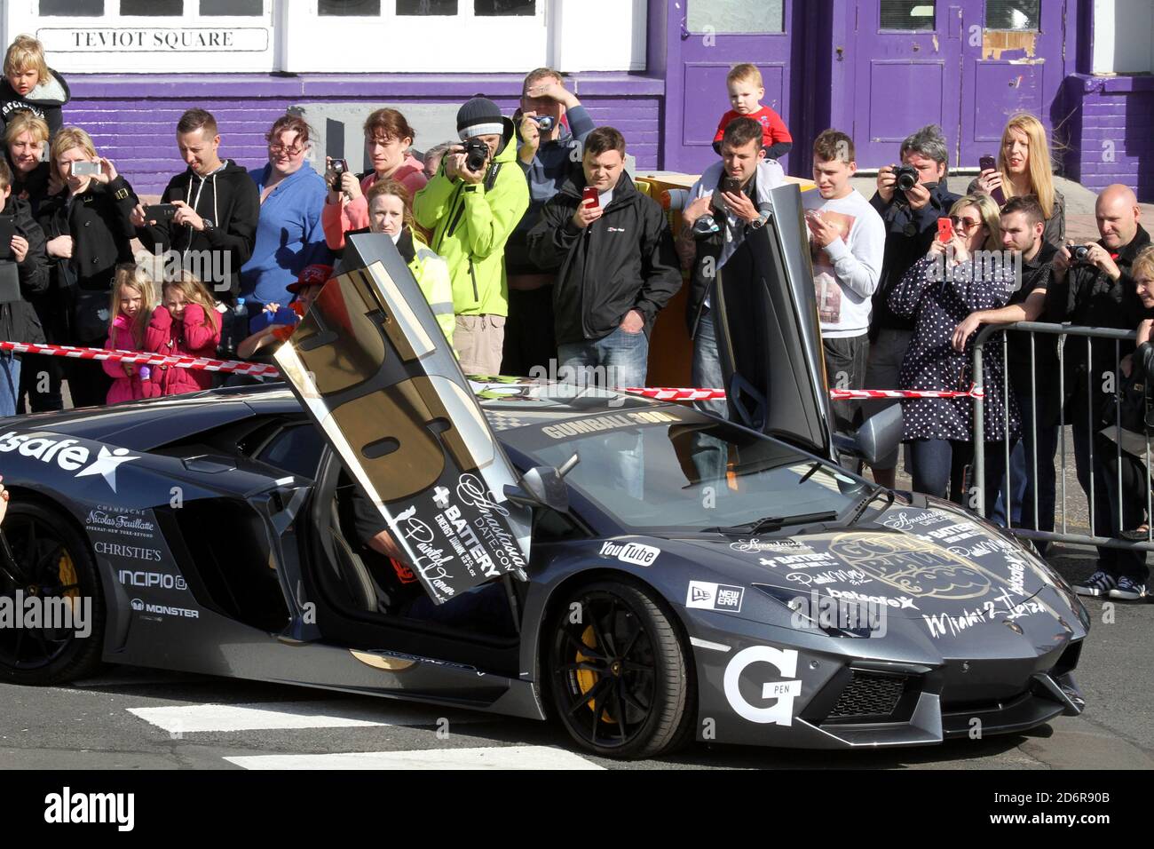 Gumball 3000 rally è arrivato all'aeroporto di Glasgow Prestwick, quando le auto si dirigono verso Edinbuh per la partenza. Il Gumball 3000 Rally nel 2014 ha avuto una rotta da Miami, attraverso Atlanta a New York e poi in aereo verso il Regno Unito per guidare attraverso Edimburgo, Manchester e Londra… Quindi su Parigi, Barcellona e poi in traghetto fino alla destinazione finale, Ibiza. Il Gumball 3000 è una collezione di aziende che include un marchio di abbigliamento, un ente di beneficenza registrato ed è meglio conosciuto per un raduno internazionale di 3,000 km circa, che si svolge su strade pubbliche. Foto Stock