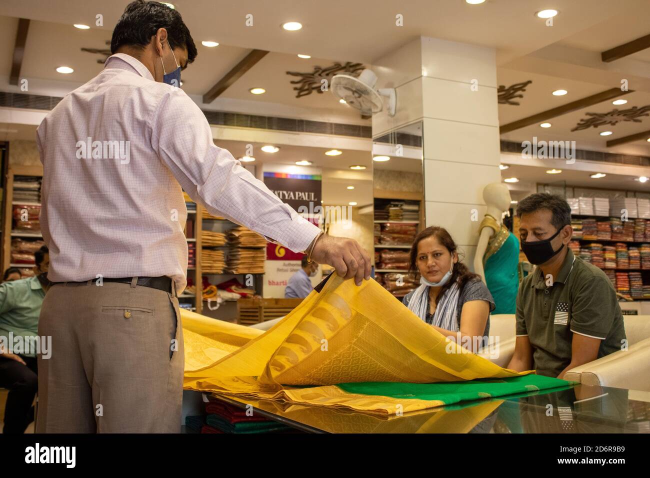 Dehradun, Uttarakhand/India-Ottobre 14 2020: Una coppia indiana che acquista un saree, indossando una maschera facciale nell'epidemia di Corona. Foto di alta qualità Foto Stock