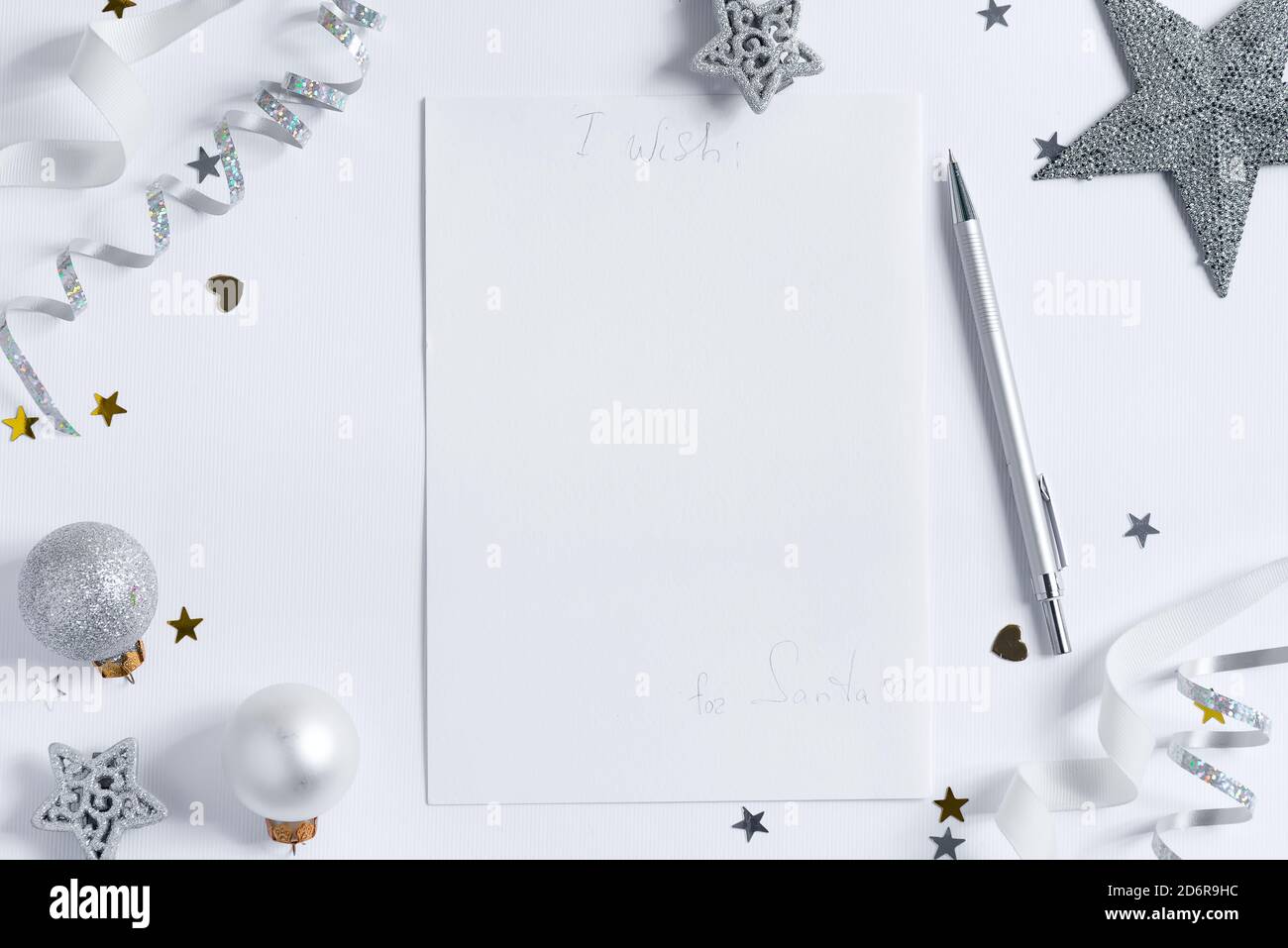 Congratulazioni cornice vacanza con decorazione di Natale e carta mockup wishlist a Babbo Natale su uno sfondo bianco, copia spazio. Disposizione piatta. Saluto Foto Stock