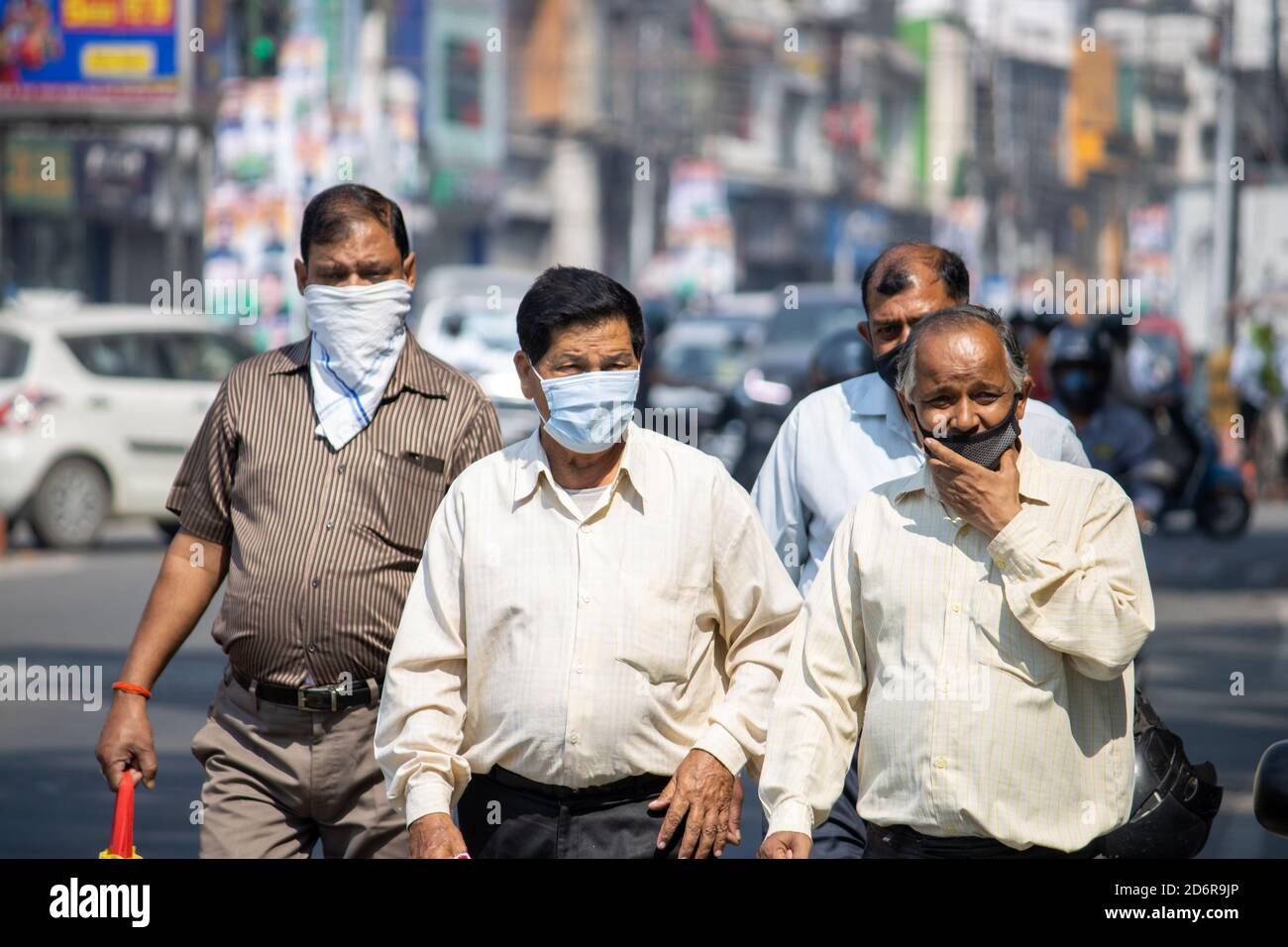 Dehradun, Uttarakhand/India-Ottobre 14 2020: Gruppo di quattro uomini che vanno sulla strada indossando maschera a causa della pandemia di Corona in India. . Foto di alta qualità Foto Stock