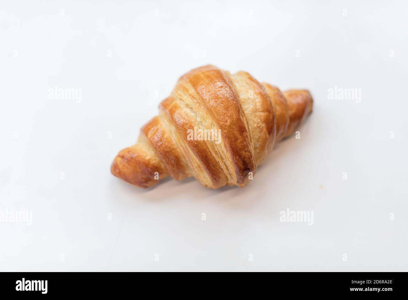 Croissant appena sfornato su uno sfondo chiaro Foto Stock