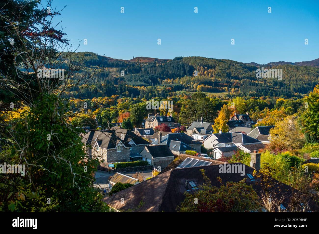 I tetti della città di Pitlochry, Perthshire, Scozia, Regno Unito, con le colline circostanti sullo sfondo. Foto Stock