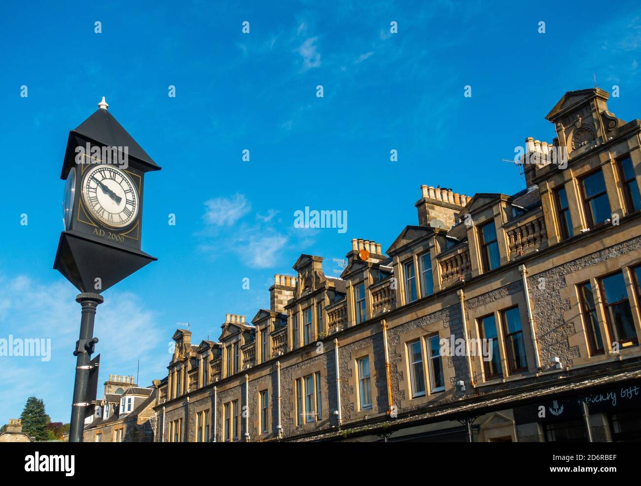 L'orologio della città nel centro della città di Pitlochry, Perthshire, Scozia, Regno Unito Foto Stock