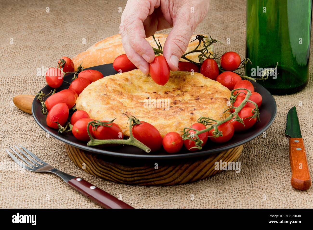 La frittata di patate, la frittata di patate o la frittata spagnola - chiamata anche frittata di patate in America Latina e nelle isole Canarie - è una frittata (quella Foto Stock