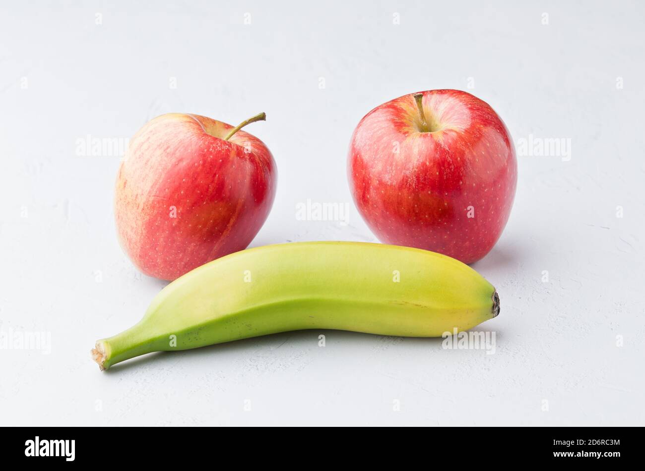 La mela è il frutto commestibile della specie Malus domestica, comunemente chiamata mela. Si tratta di un melograno rotondo con più o meno di s. Foto Stock