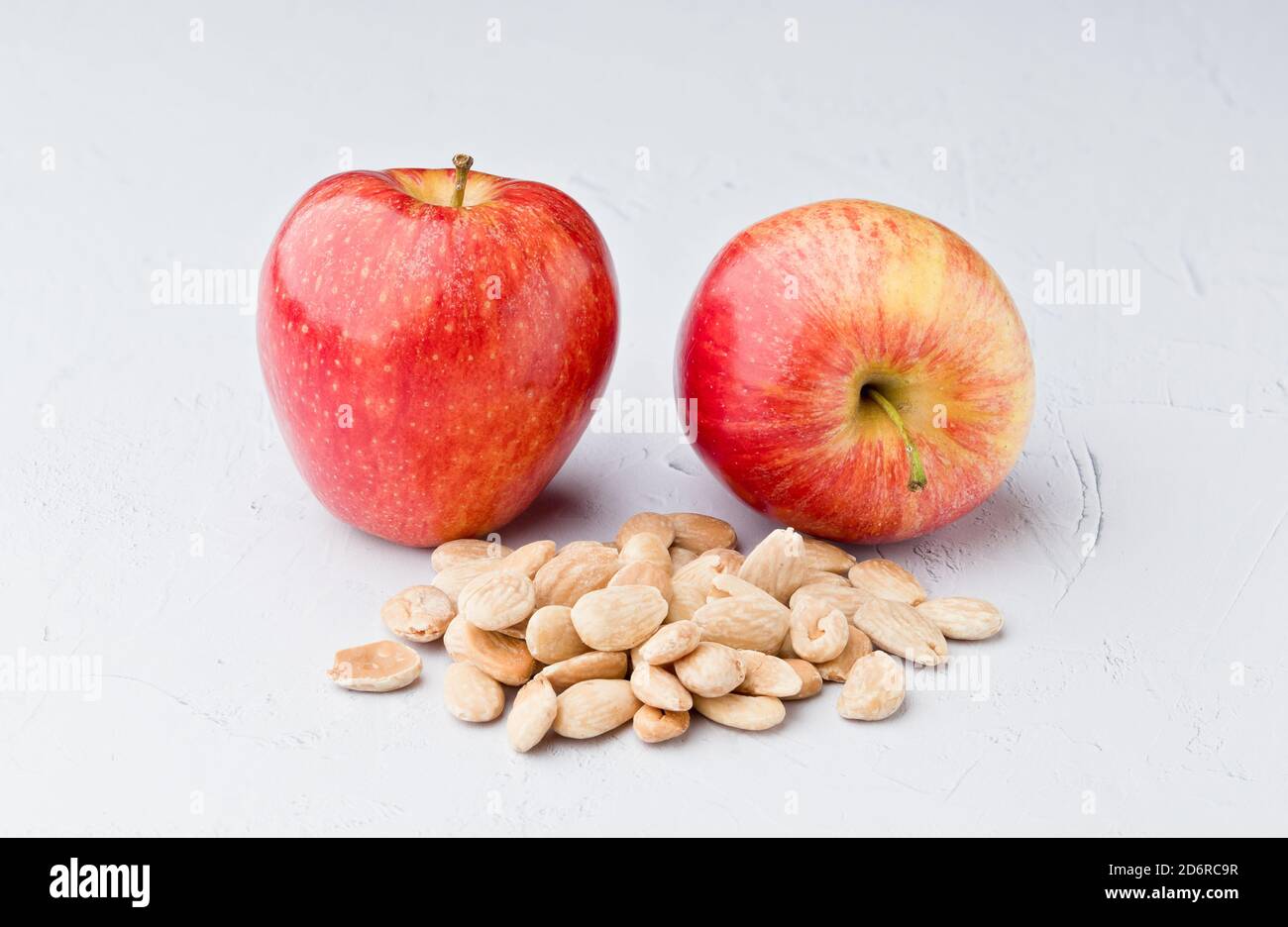 La mela è il frutto commestibile della specie Malus domestica, comunemente chiamata mela. Si tratta di un melograno rotondo con più o meno di s. Foto Stock