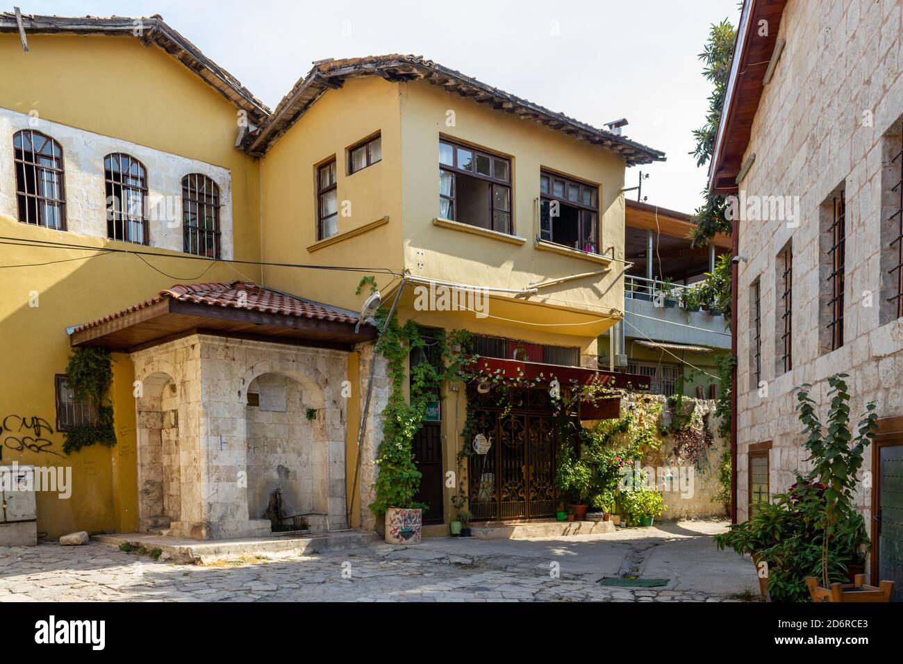 Antakya, Hatay / Turchia - Ottobre 08 2020: Vista di strade e case nel centro storico di Antakya Foto Stock