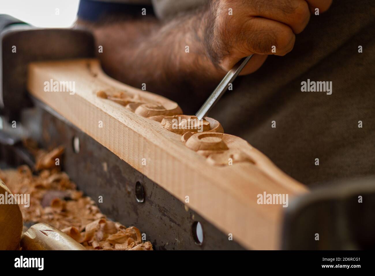 Carpentiere che lavora su mobili in legno con intaglio a mano. Scultura in legno con utensili a mano Foto Stock
