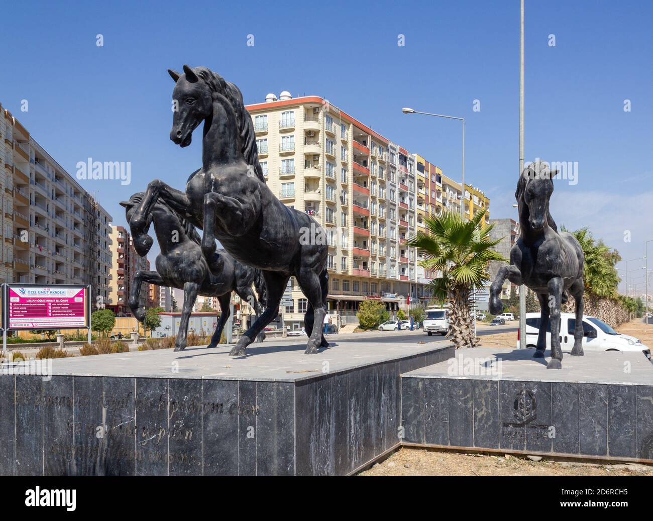 Kiziltepe, Mardin / Turchia - Ottobre 10 2020: Sculture di cavalli al nodo principale del distretto di Kiziltepe Foto Stock