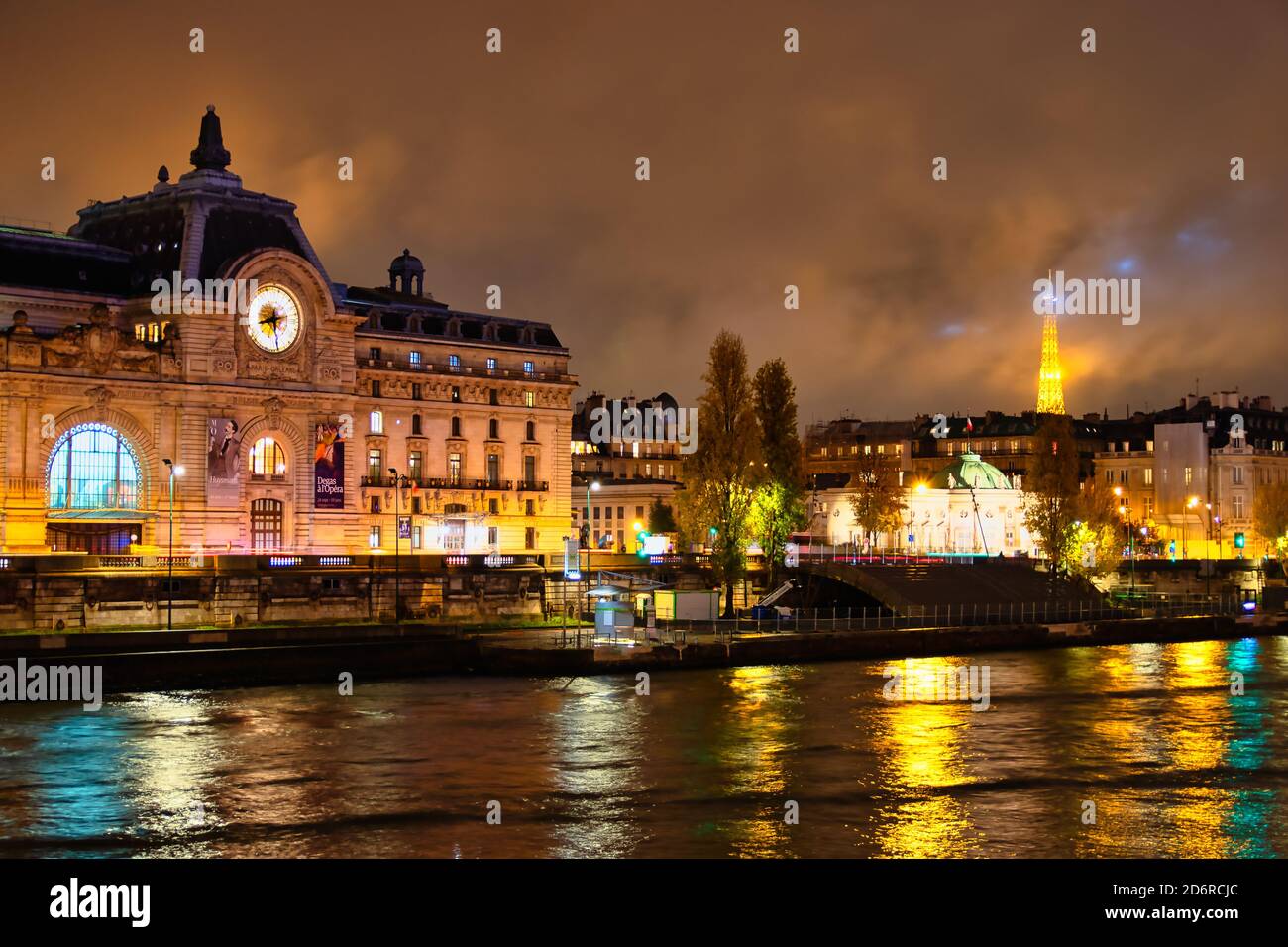 Parigi, Francia - 25 novembre 2020 - il Musée d'Orsay e la Torre Eiffel di notte a Parigi Foto Stock Parigi, Francia - 25 novembre 2020 - il Musée d'Orsay e la Torre Eiffel di notte a Parigi Foto Stock