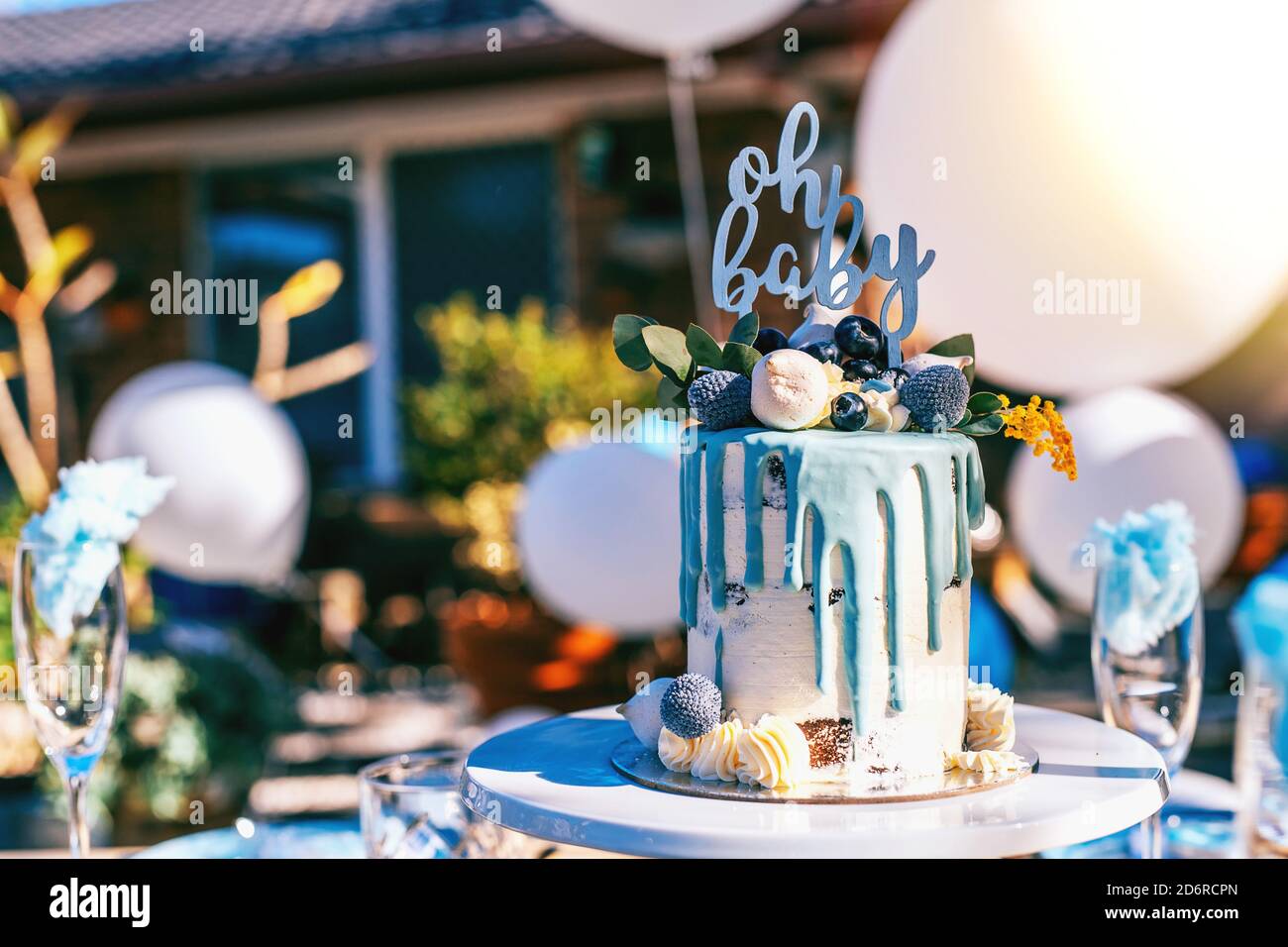Baby doccia torta blu sul tavolo da festa decorato Foto Stock