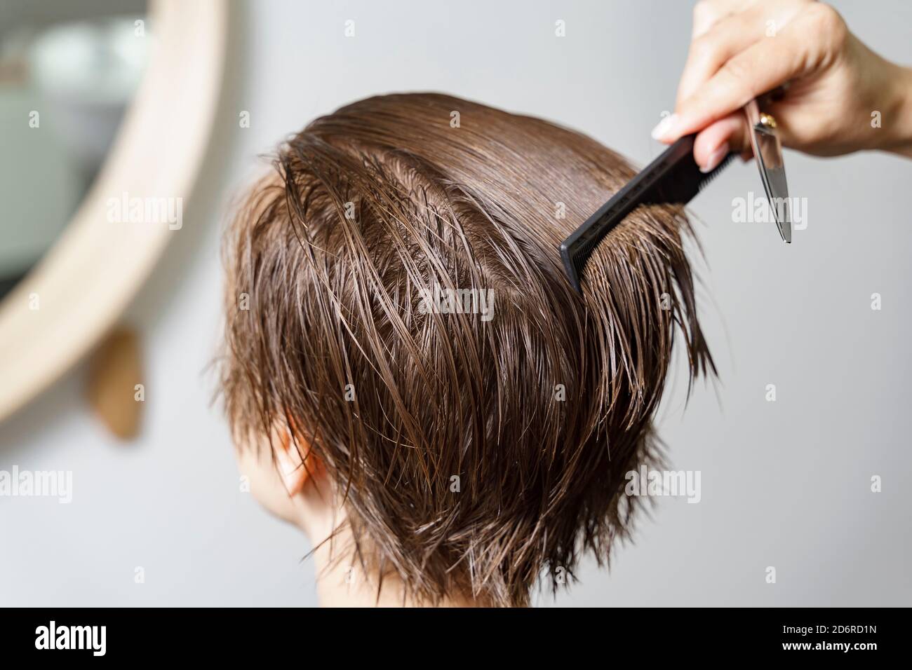 parrucchiere pettinatura capelli bagnati del cliente. capelli corti marroni  Foto stock - Alamy