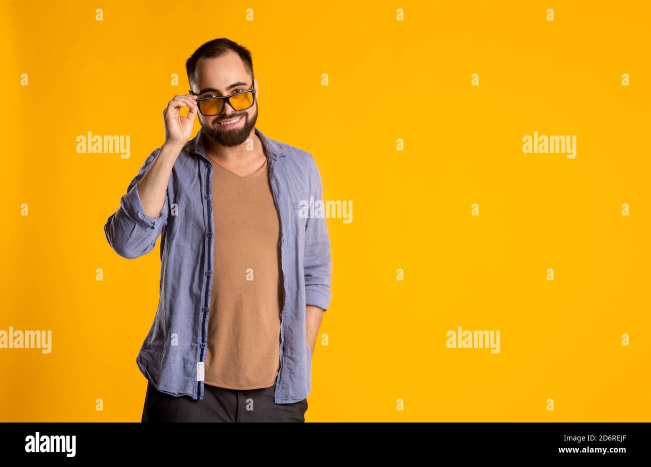 Tenere il momento. Uomo con la faccia giusta nel vestito in denim che  consiste di una