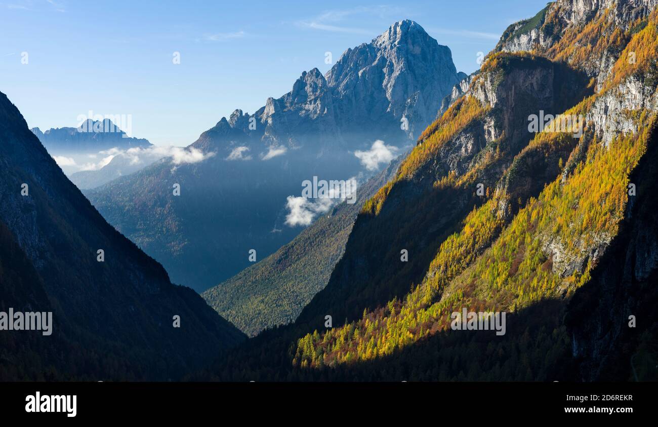 Valle Corpassa nella catena montuosa Civetta - Moiazza nelle dolomiti del Veneto. Sullo sfondo le vette delle pale di San Martino. Il Dolo Foto Stock