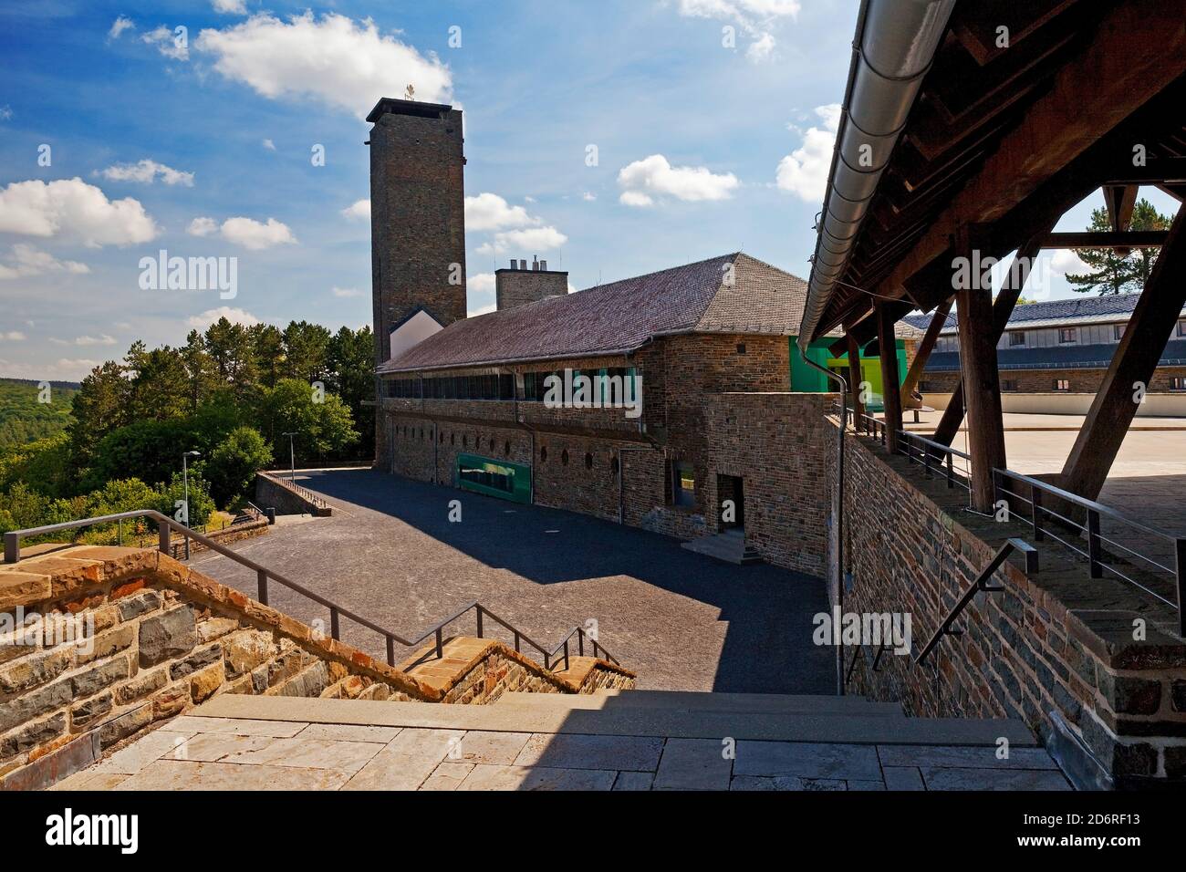 Ex NS-Ordensburg Vogelsang, cortile interno con torre, Germania, Nord Reno-Westfalia, Parco Nazionale Eifel, Schleiden Foto Stock