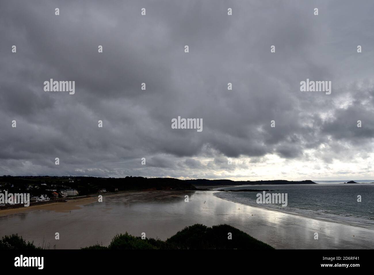 Nuvole di pioggia scure sulla baia di Caroual, Francia, Bretagna, Côtes-d’Armor, Erquy Foto Stock