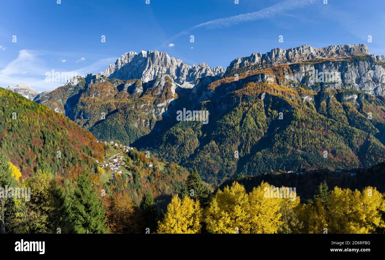 Monte Civetta in Veneto. La Civetta è una delle icone delle Dolomiti. In primo piano villaggi di San Tomaso Agordino. Le Dolomiti di Th Foto Stock