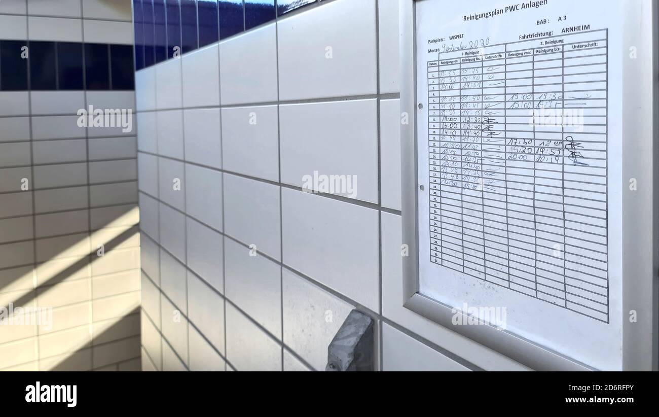Programma di pulizia in un bagno di a , Germania Foto Stock